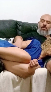继女躺在继父的膝盖上，最后被鸡巴和精液射在嘴里