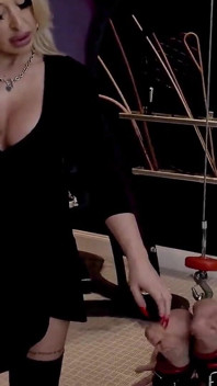 Sheela sinner在被绑住的束缚中无情地痒痒 第1部分