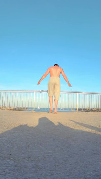 Edging dans des toilettes publiques après l’entraînement à la plage - clip complet
