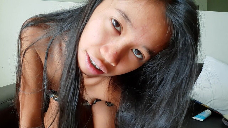 creamberryfairy: L'eccitante cameriera asiatica viene scopata