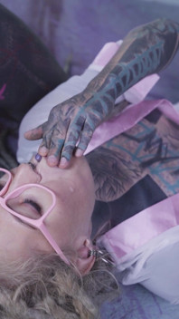 Tatuada menina com óculos e plug anal fode um pau tatuado, DP, facial