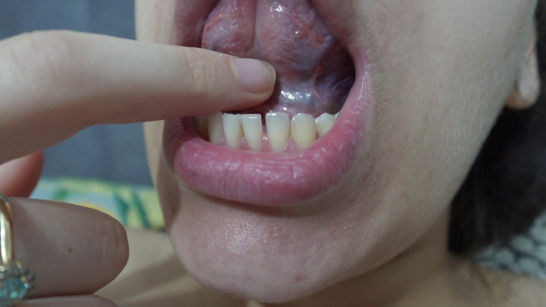 AmayaMori: 私のブラジル人の義理の妹は舌フェチで、口と舌、そして歯を見せます