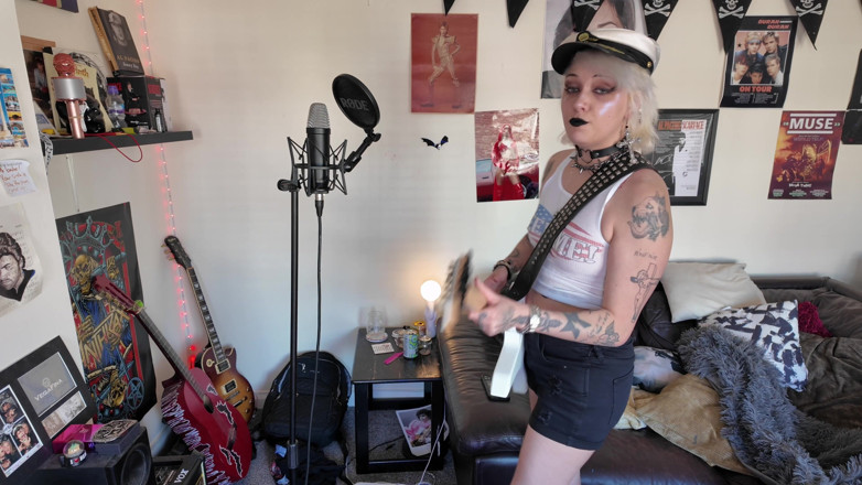 Glitterqueen1999: Muzikale verschillen - de bassist sph billenkoek op femdom