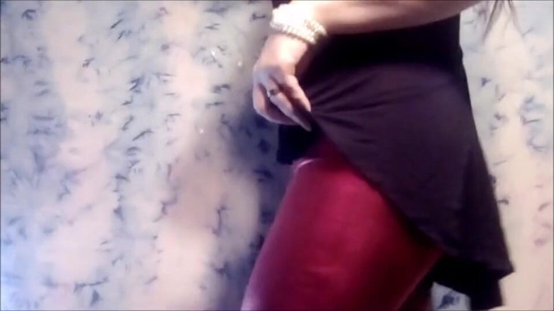 Queen Mea: Red hot ass