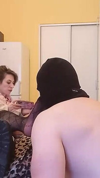 Il Renifle Et Masse Mes Jambes Moites En Collants
