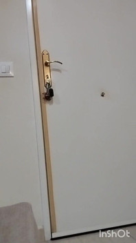 Kapıdan çıkarken kıçımı oynuyorum