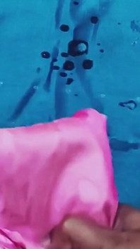 Paja de seda satinada porno - semen en sari - traje rosa satinado y sedoso frota en la cabeza de la polla (87)