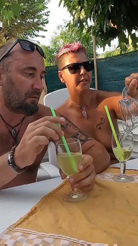 Estamos bebiendo mezcla hecha de pis fresco y cubos de esperma congelados