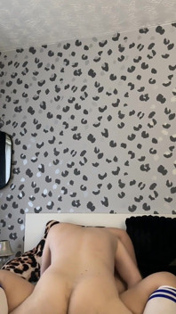 Sissy Paroháč manžel v síťovaných punčochách šuká manželku, zatímco ona ho verbálně ponižuje