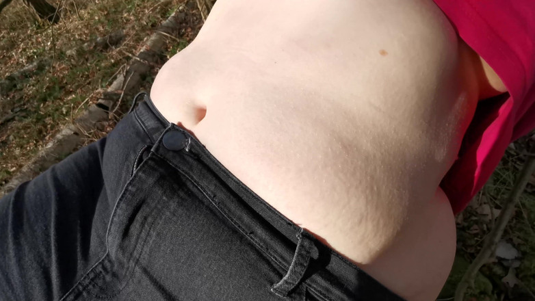 Bouncy Tits Action: Pălmuire de țâțe în pădure
