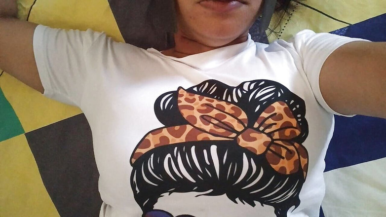 PATY PATY: 热辣的黑发女郎玩弄她的大乳头，在她的阴户里自慰并流出奶子