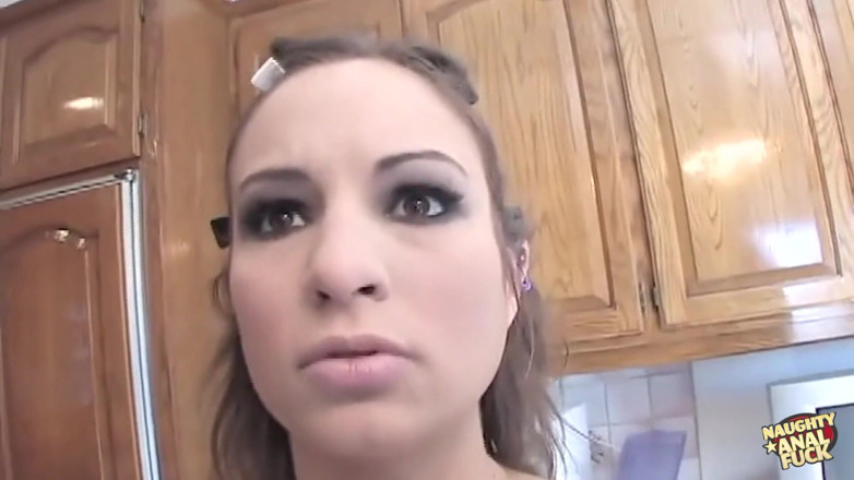 Naughty anal fuck: Štíhlá brunetka zlatíčko dává její ústa, kundičku a zadek páru hung...