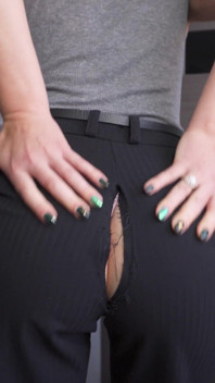 I pantaloni della segretaria sono troppo stretti così si aprono