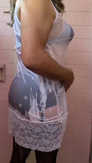 Wet lingerie: Mokrá bílá sklouznutí a černý nylon, full cut kalhotky