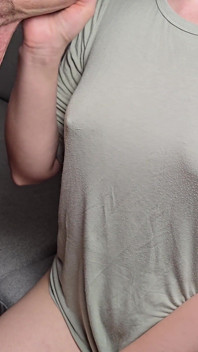 Punheta com uma vista sobre meus peitos saltando e enorme porra na roupa!