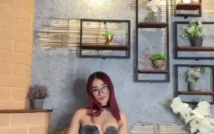 Lia Wood: Delgad ragazza con un bagno perfetto si masturba a casa...