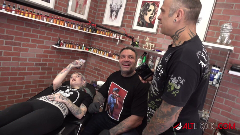 Alt Erotic: River Dawn Ink dostaje 5 tatuaży na twarzy i pieprzy dużego...