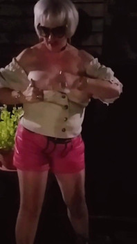 Avó alemã fica quente e aventureira à noite