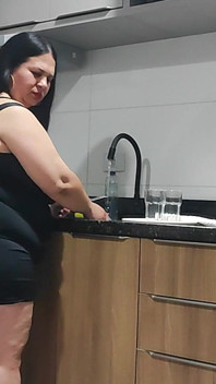 Mijn vrouw voor fans in de keuken