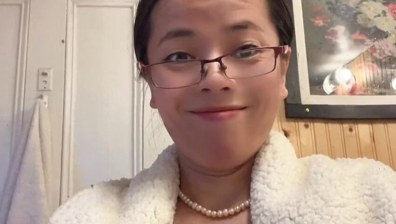 sweethanajapanese: Prst v kundičce pak ona jde vypustit vodu