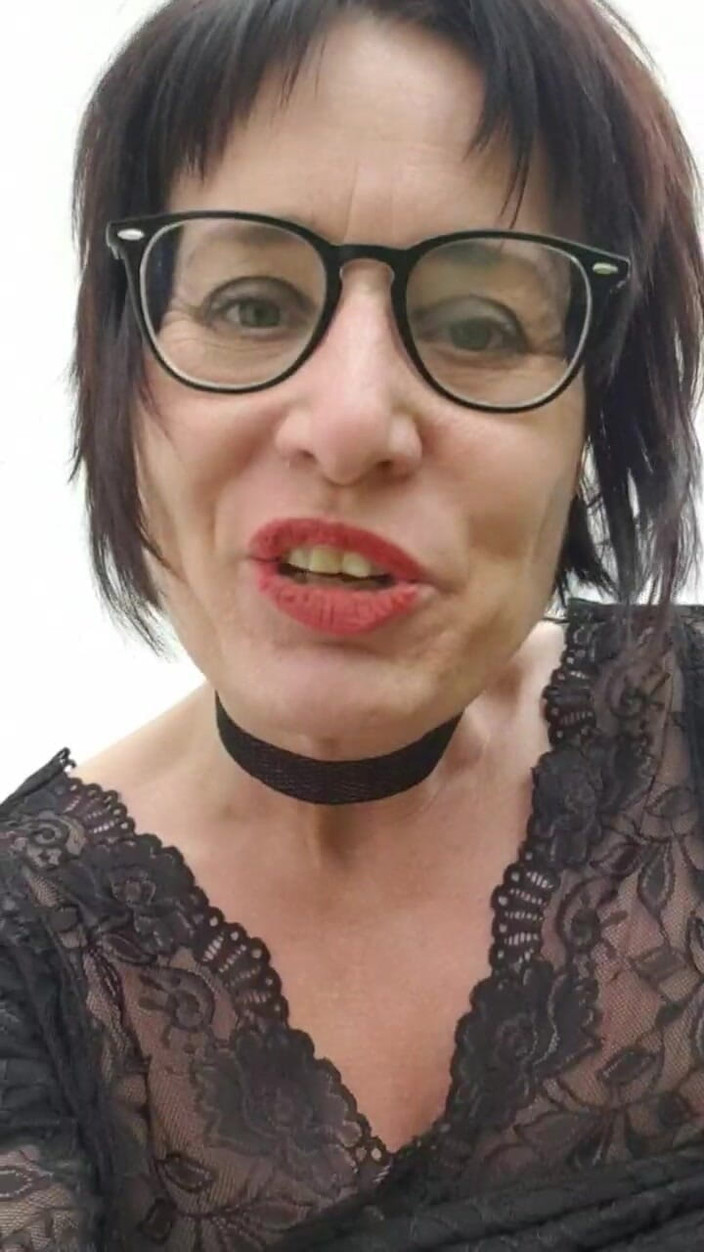 JulieEroticDress: गुलाम चरमसुख के साथ खुद को आउटडोर पेश कर रहा है