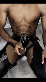 Accarezzando questo grosso cazzo nero in un cosplay completo