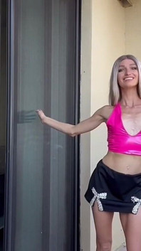 Loira Barbie madura magrinha milf varanda provocação dança