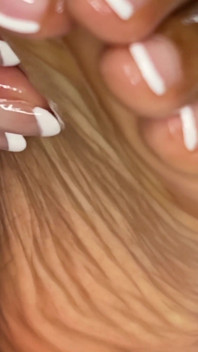 Orta yaşlı seksi kadın Fransız pedikür ayaklarının her yerine yağ sürüyor