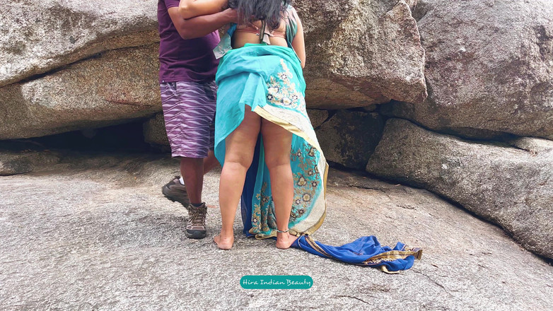Hot 365 Entertainments: Indian Couple Romance in Outdoor - Saree Sex - Saree Lifted up...
