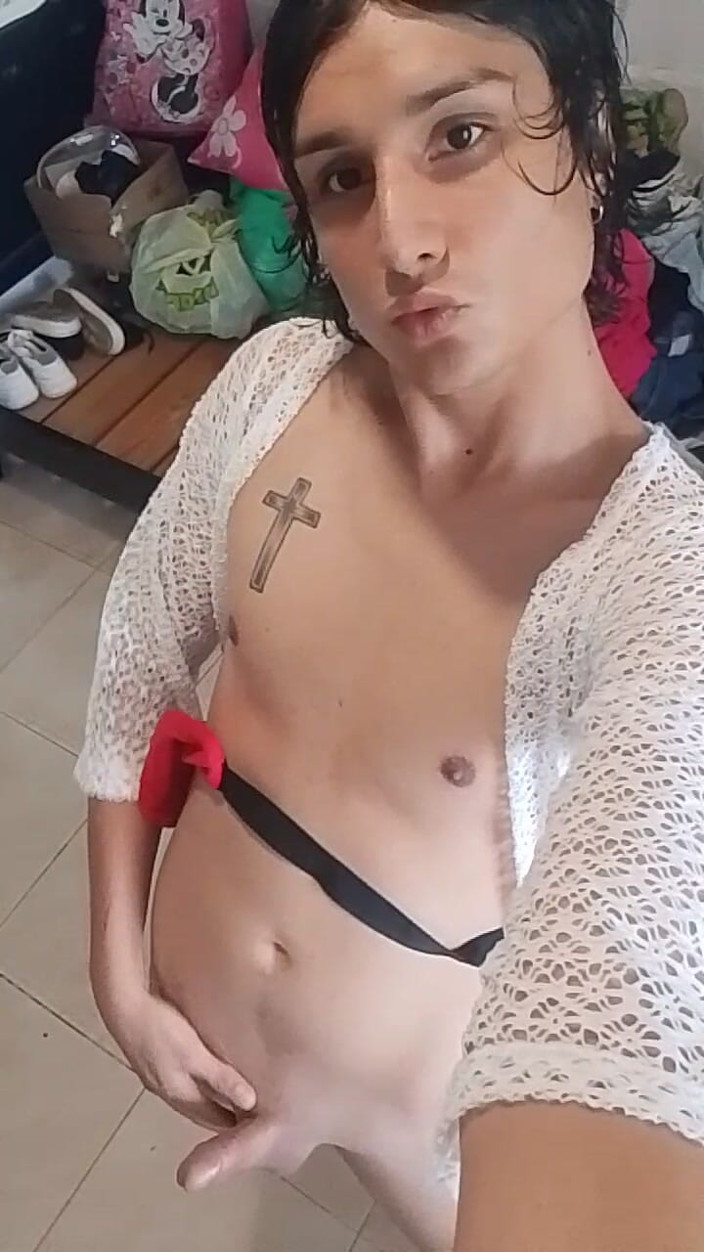 femboyass469: Piękny femboy chodzi nago i woskowany po całym domu, bawi...