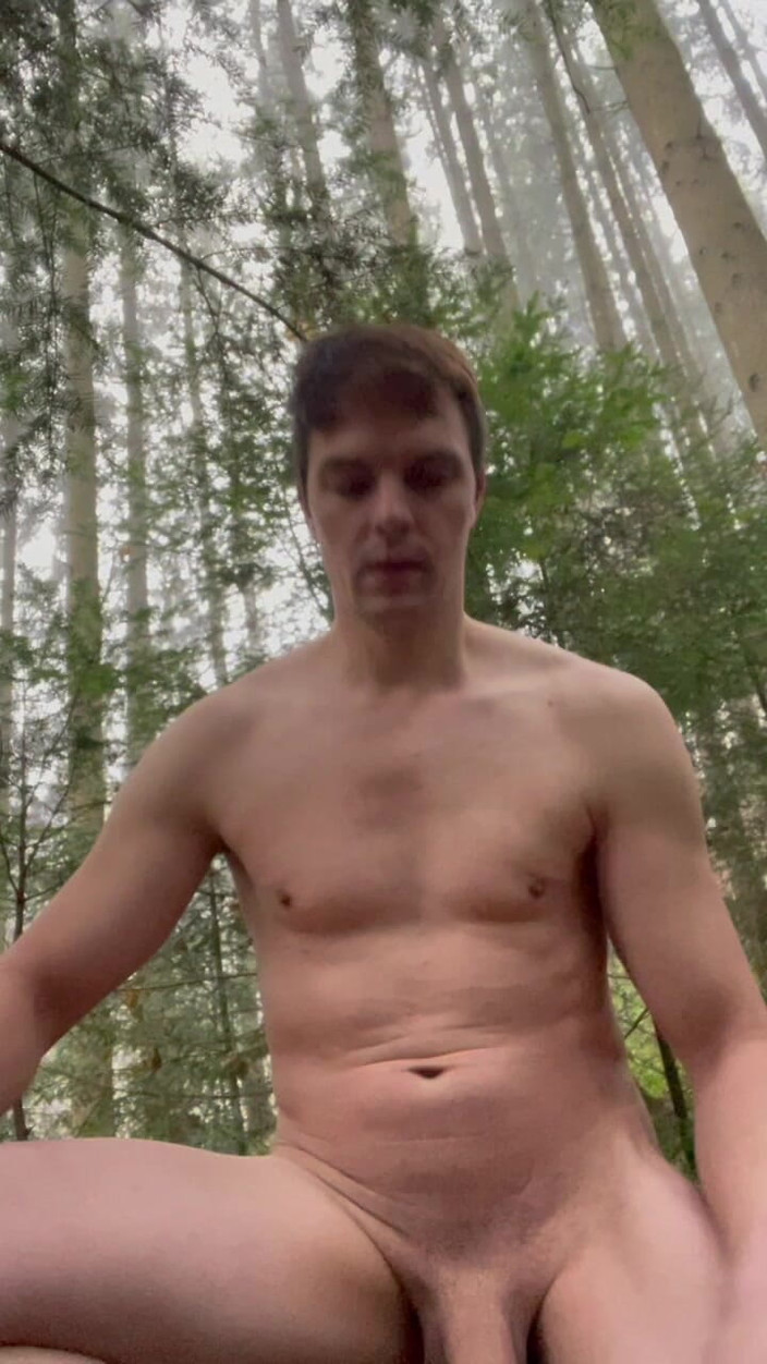 Yoogoo82: 森の中を走り回り、全裸で脱ぐこと