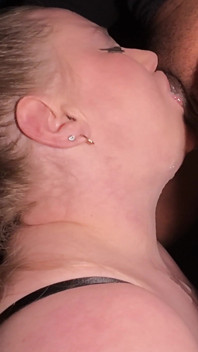 Nadržená vysokoškolská MILF deepthroat tvrdý penis ošukaná do obličeje a polykání mrdky na koleji