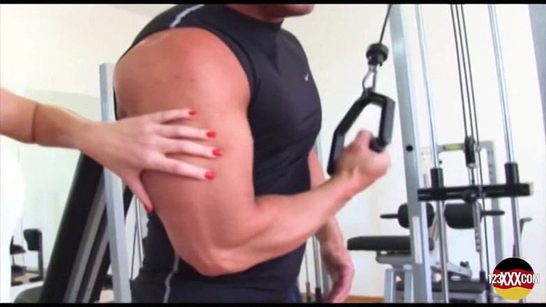 123XXX - 100% Amateurs: Loira gostosa fodida com força depois do treino