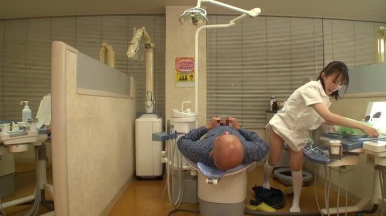 CherryBONBON: Elegante higienista dental inclinando-se perto