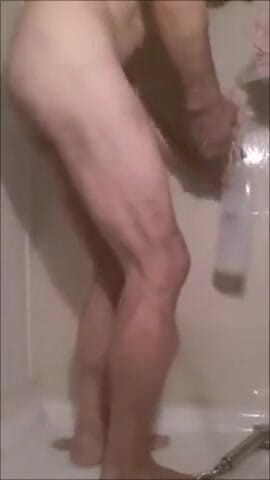 Charlotin: Homem gay toma banho
