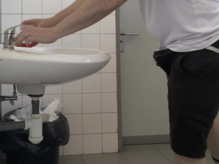 AmateurBoysPissing: Chlap se vzorkem moči na nemocničních toaletách