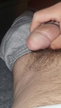 Brincando com meu pau peludo