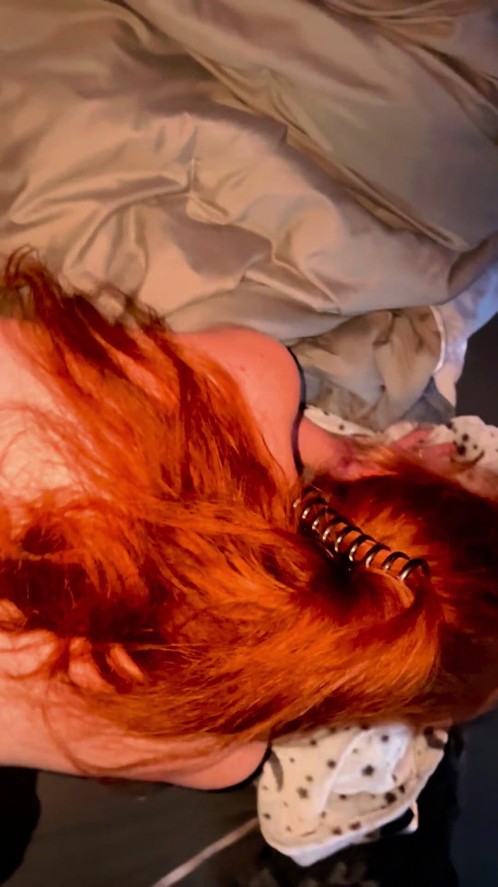 Chester Van Name: Горячая замужняя рыжая с сексуальными ступнями принимает огромный большой белый член сзади