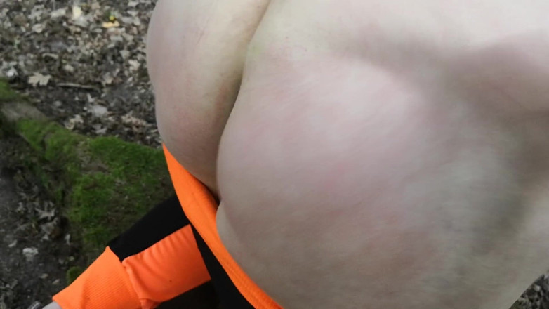 Bouncy Tits Action: Sculacciata nel culo nei boschi