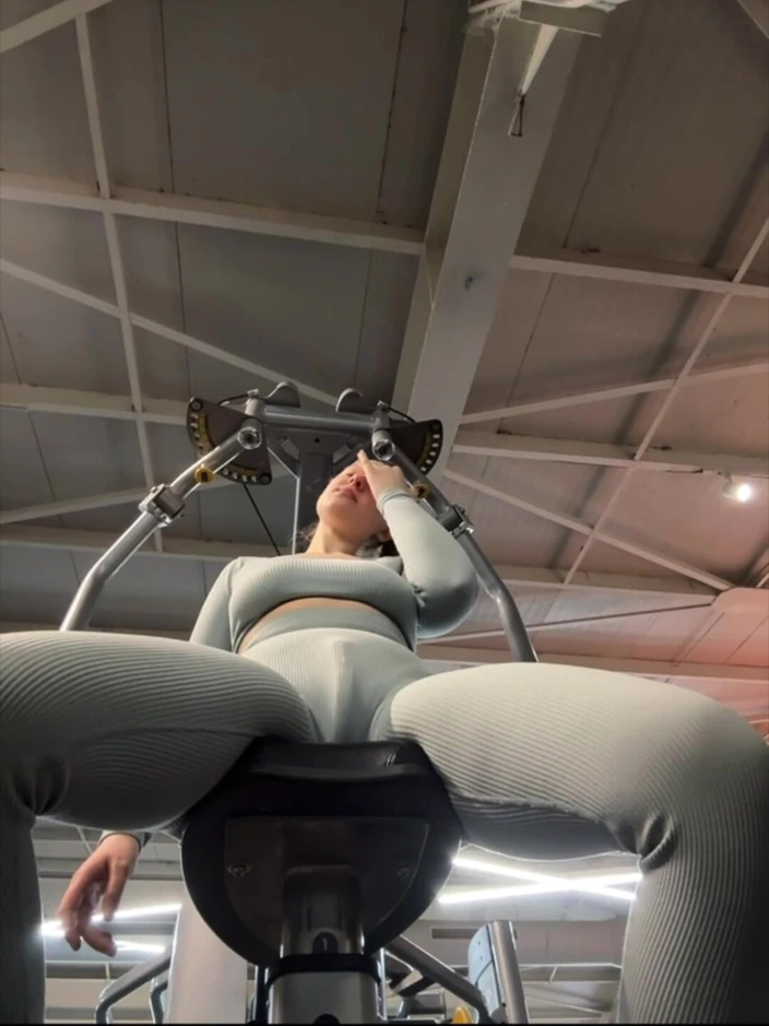 JuiceLussie: Masturbate in the Gym so Hard