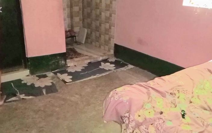Riyamoni: Stál na posteli, dal jsem svou tvrdou dhoti do úst přítelkyně...