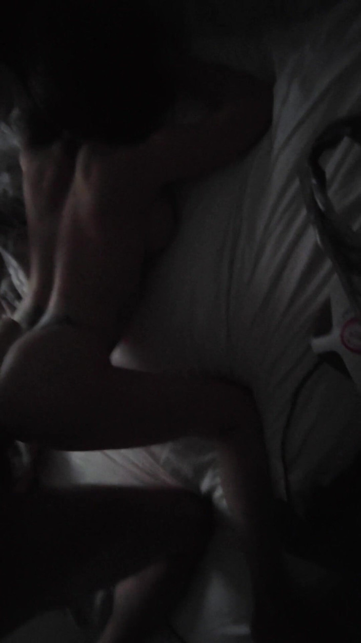 Pussy hound: 性感的娇小泡泡屁股继妹有完美的假奶子和紧致的阴户