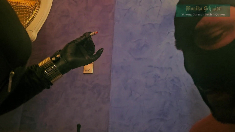 Strict Senz: Monika Schmidt Dominare Feminină Fumând Scrumieră Umană Verbală Humiliaion Cizme...