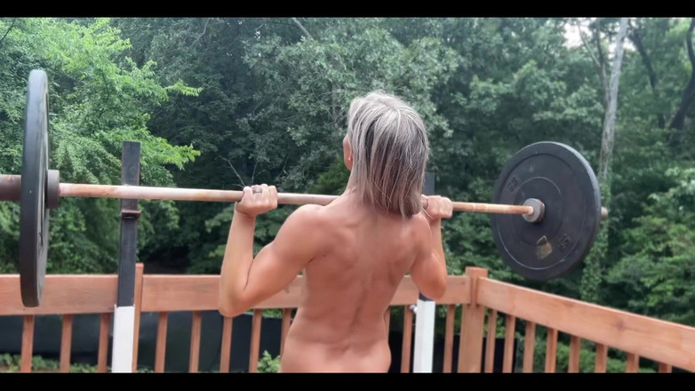 Lora Cross: Обнаженные тренировки - лучшие тренировки!