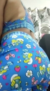 Sexy filipina milf, temblando, frotando y follando su gran culo y coño de pitufa