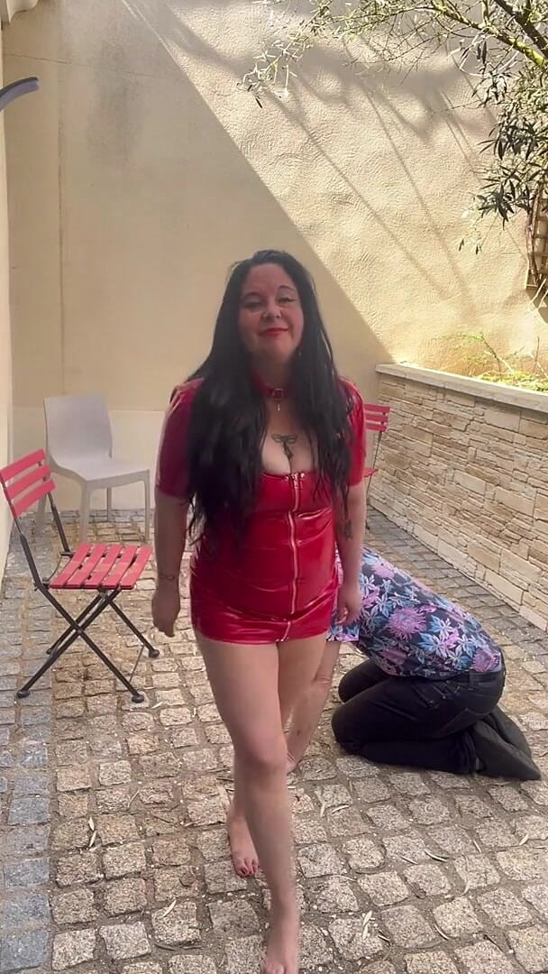 Maitresse Clara: Mijn vieze voeten schoonmaken...