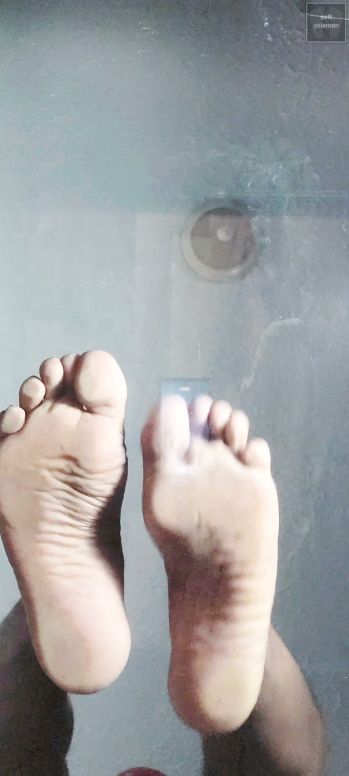 Soft Soleman: Muestra mis suelas en la mesa de vidrio (2026)