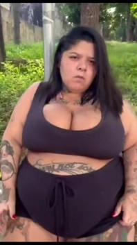 Dea BBW che fuma la sua sigaretta in pubblico
