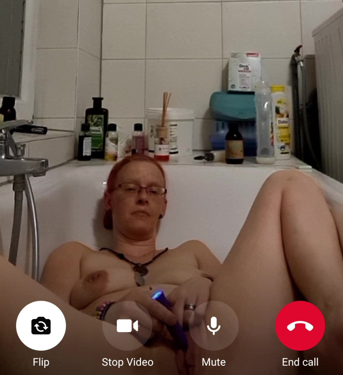 KittieNoOne: Melancap dalam tab mandi dengan Kittienoone pov