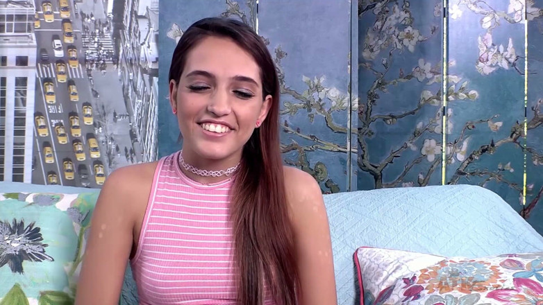 ATKIngdom Fans: Tânăra brunetă își expune pizda în timp ce își folosește jucăria